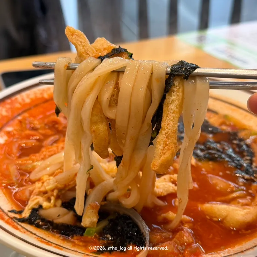 칼칼한 국물의 멸치 칼국수 면발