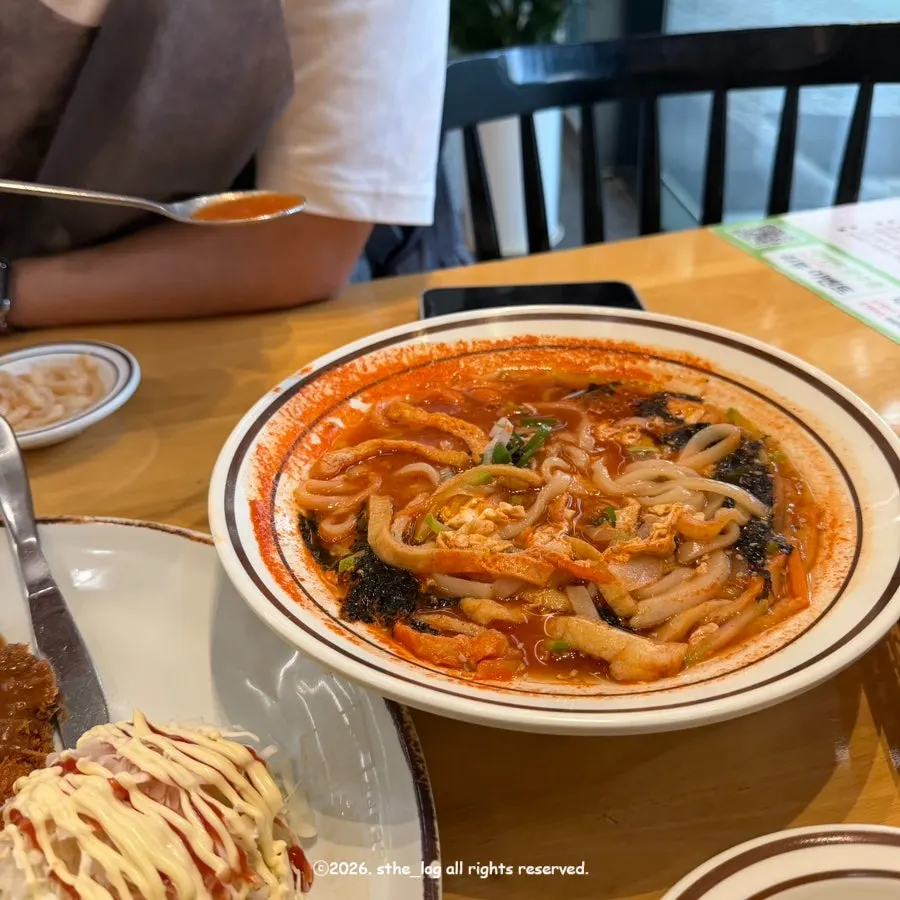 칼국수를 덜어 먹는 모습