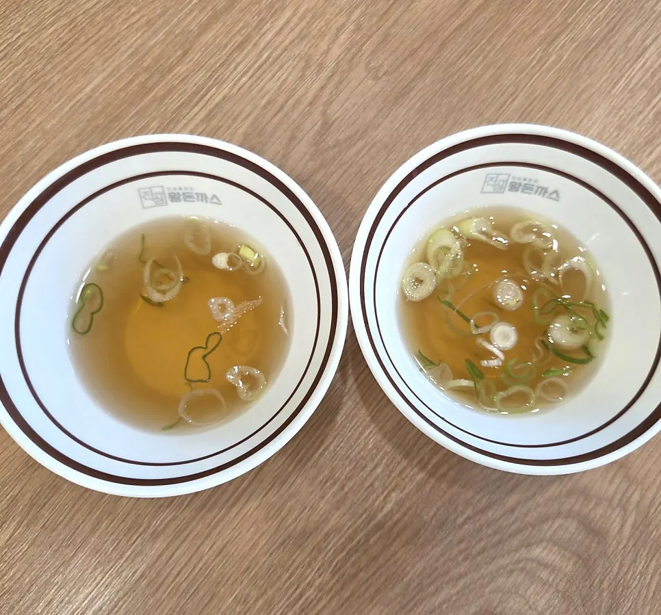 셀프바 국물과 반찬을 담은 테이블