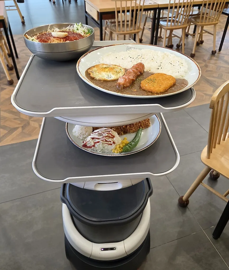 주문 메뉴를 가져오는 서빙로봇