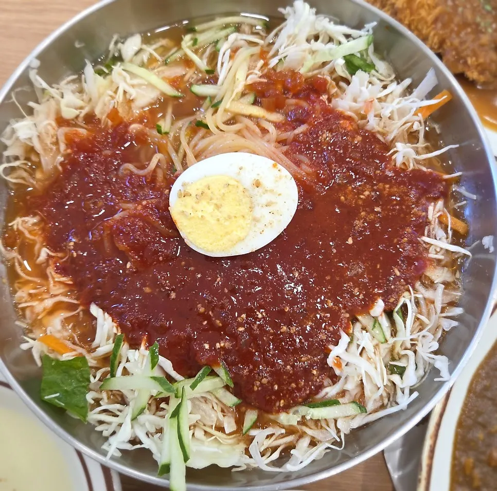해쉬브라운과 달걀프라이가 올라간 진심 소세지 카레 덮밥