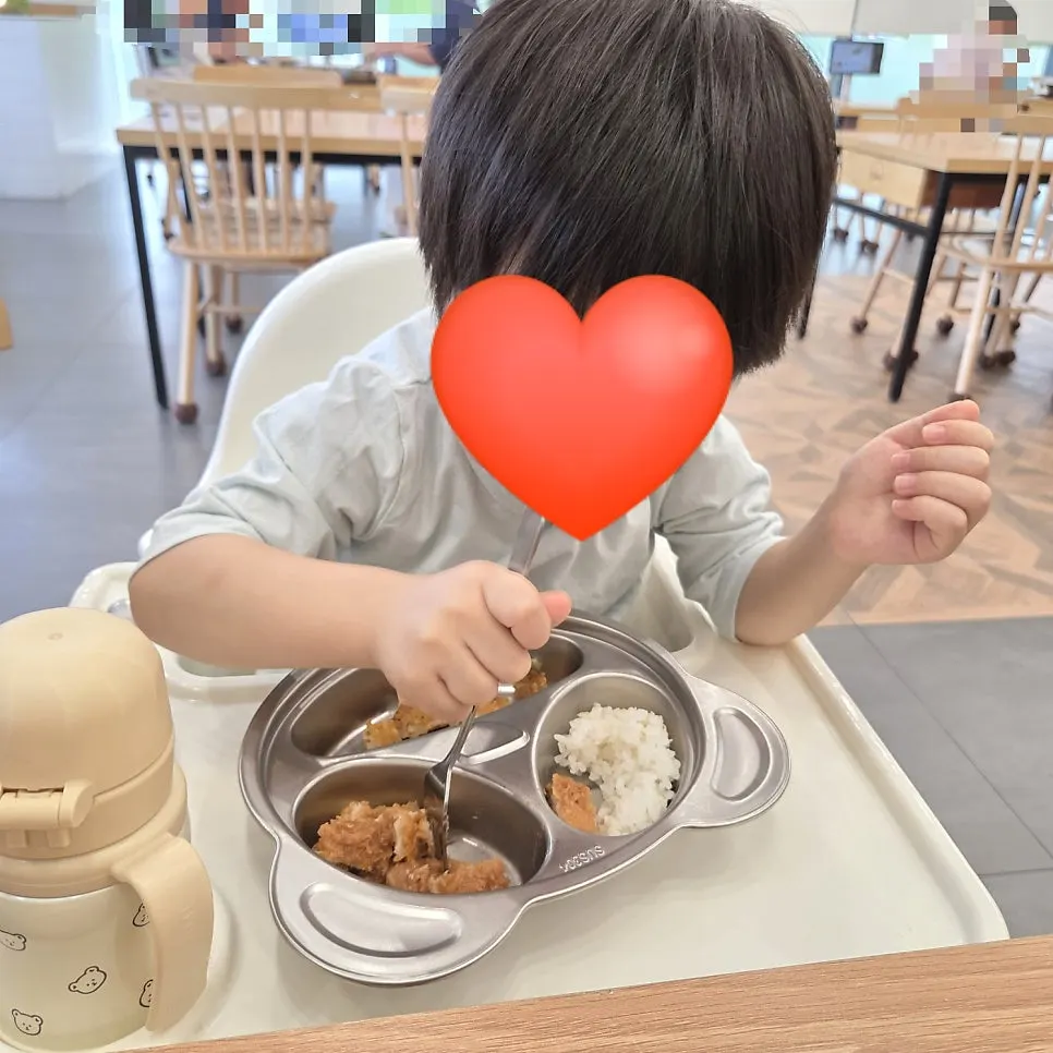 냉쫄면과 돈까스를 함께 놓은 상차림