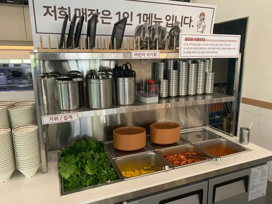 테이블이 여유롭게 놓인 매장 내부