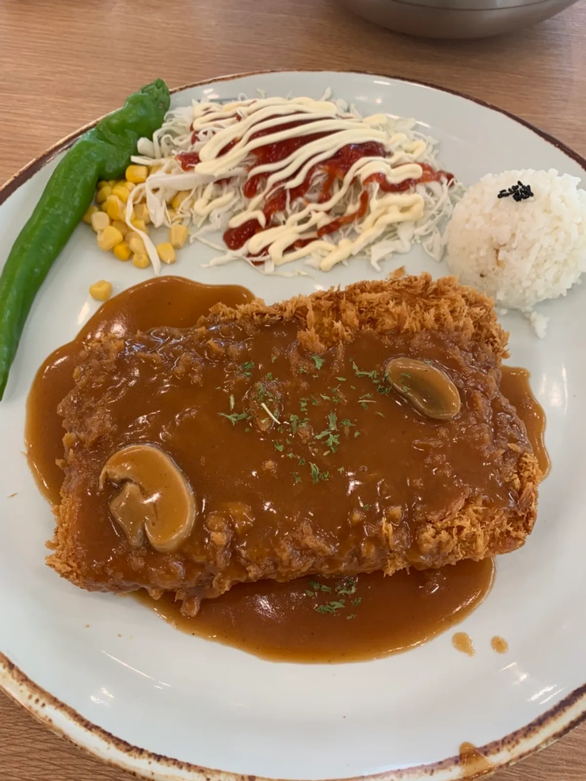 치즈가 듬뿍 올라간 치즈 폭포 돈까스 한 접시
