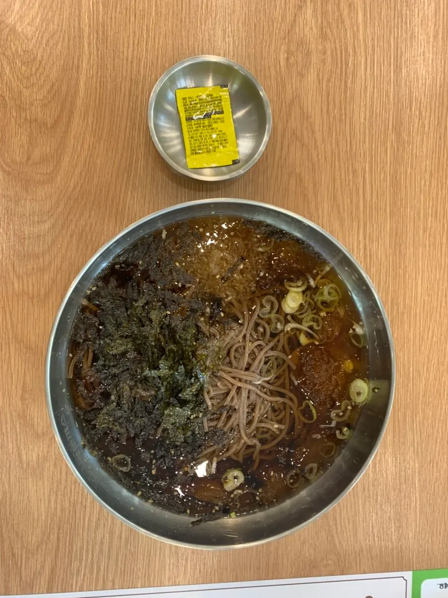 푸짐하게 담겨 나온 냉모밀