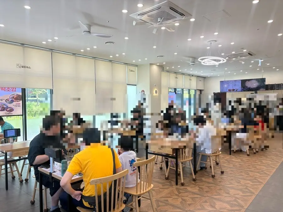 Jinsim Wang Donkkaseu's large hall packed with customers