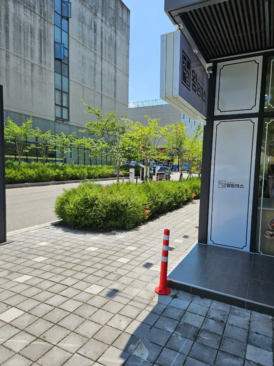 Dedicated parking lot behind Jinsim Wang Donkkaseu Naju Innovation Branch