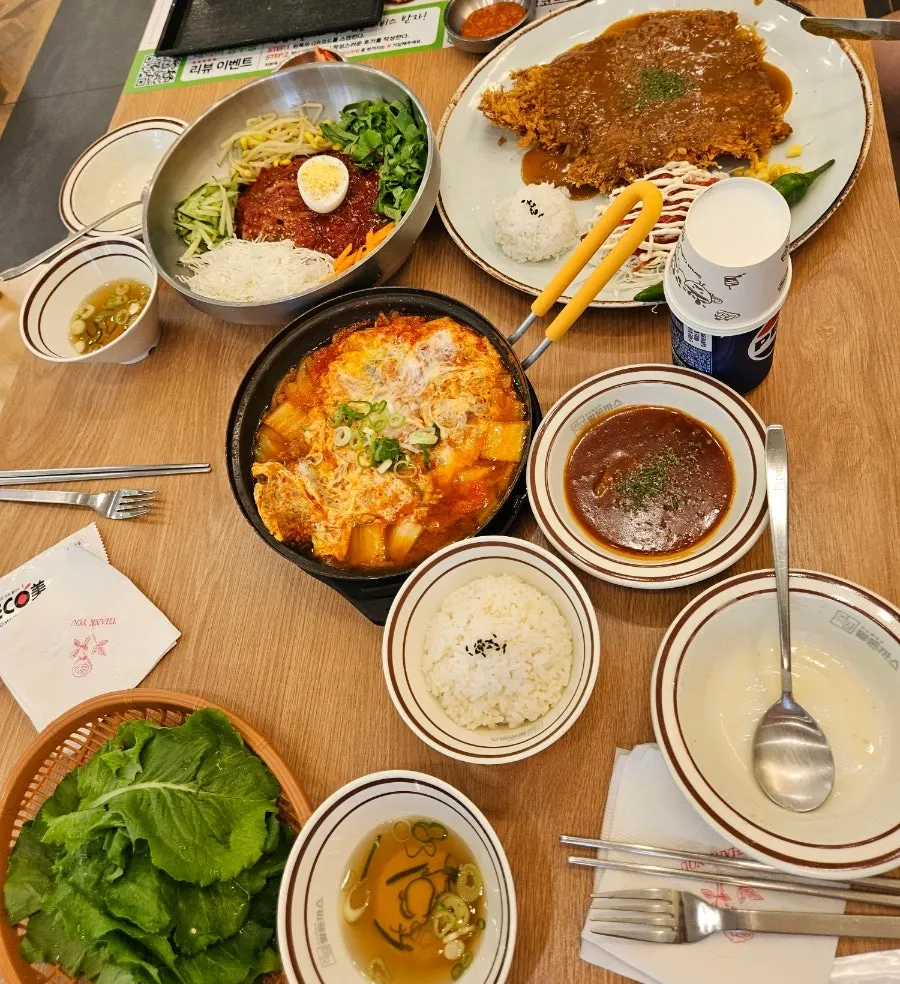 Spacious, bright dining hall inside Jinsim Wang Donkkaseu Naju Innovation Branch