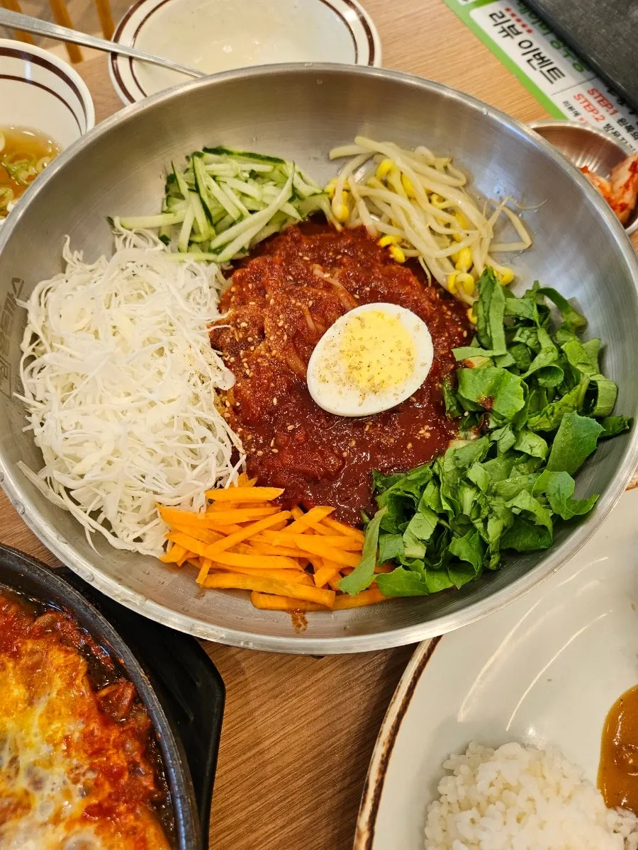 A bowl of tangy, spicy jjolmyeon