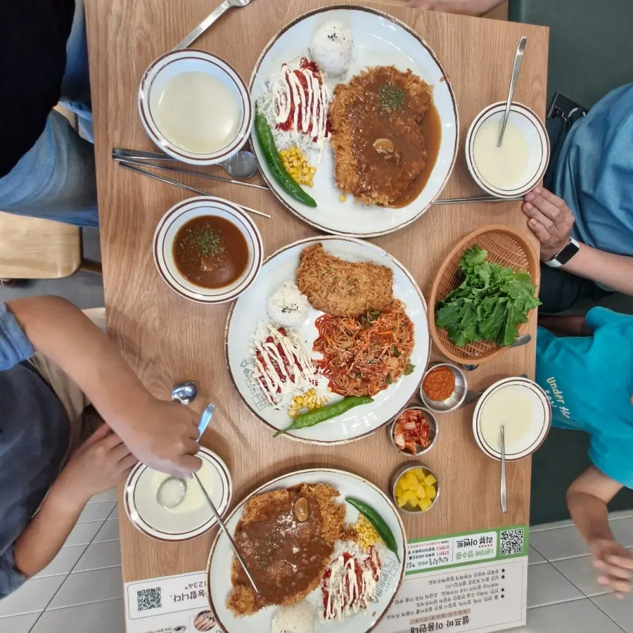 쌈장과 상추를 담은 접시