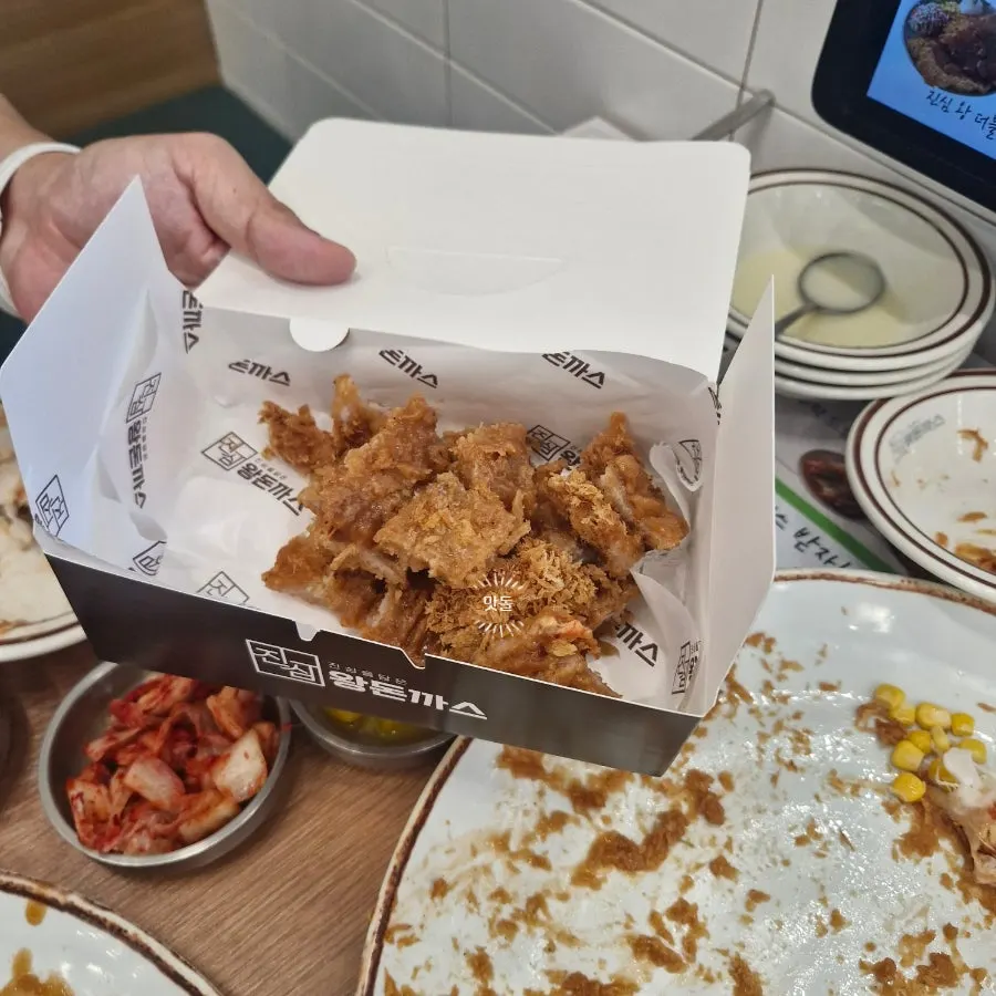 입구 쪽 아기의자와 포장 용기