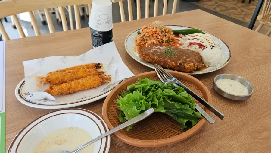 Food brought to the table by a serving robot