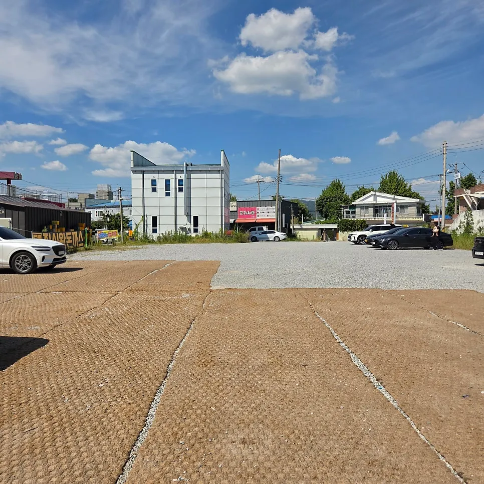 Wide parking lot in front of Jinsim King Donkatsu Pyeongdong Branch