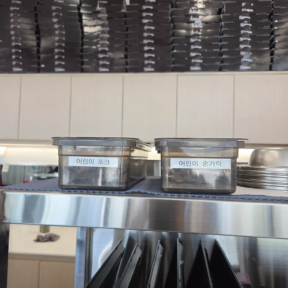 Soup and broth ready at the self-serve bar