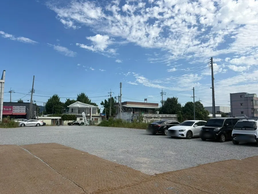 The huge dedicated parking lot at Jinsim King Donkatsu Pyeongdong Branch
