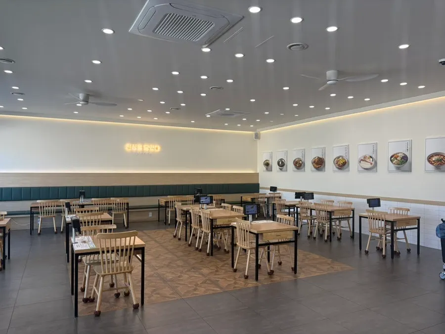 Empty dining hall right after opening at Jinsim King Donkatsu Pyeongdong Branch