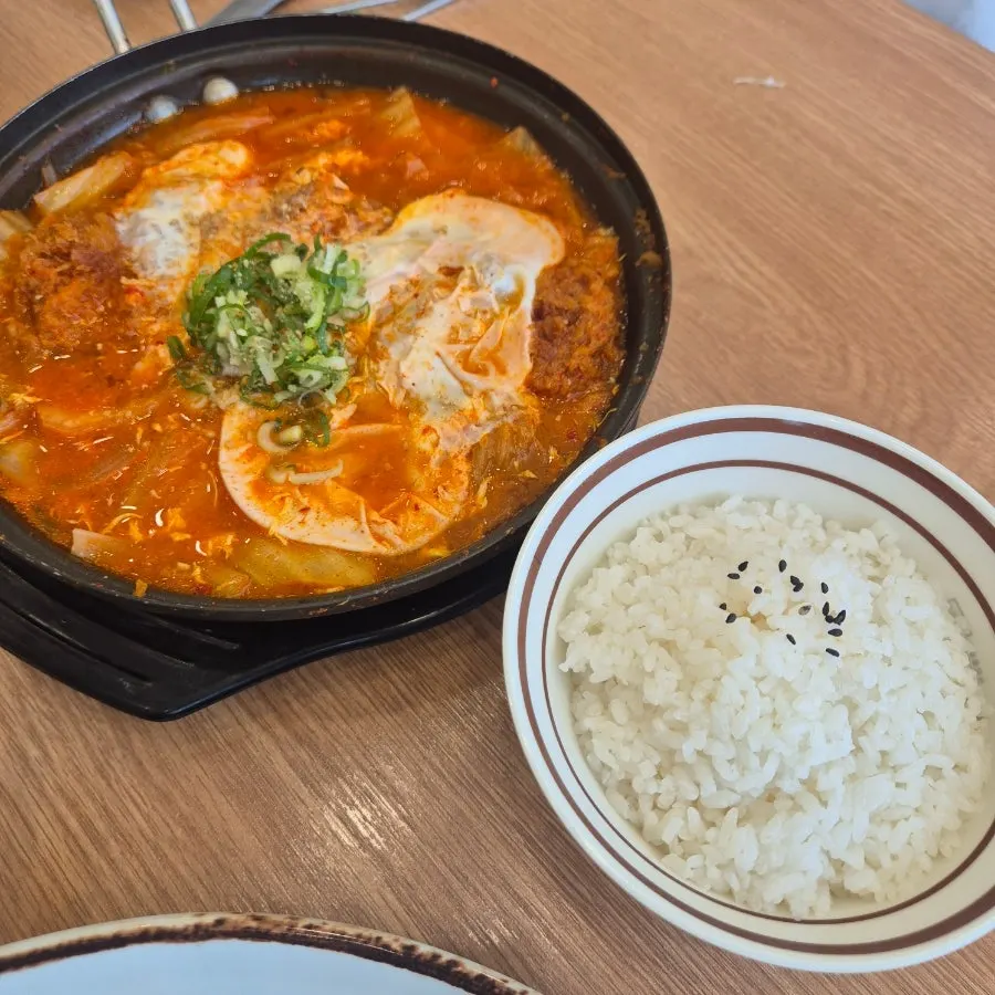 Donkatsu kimchi nabe bubbling in the pot