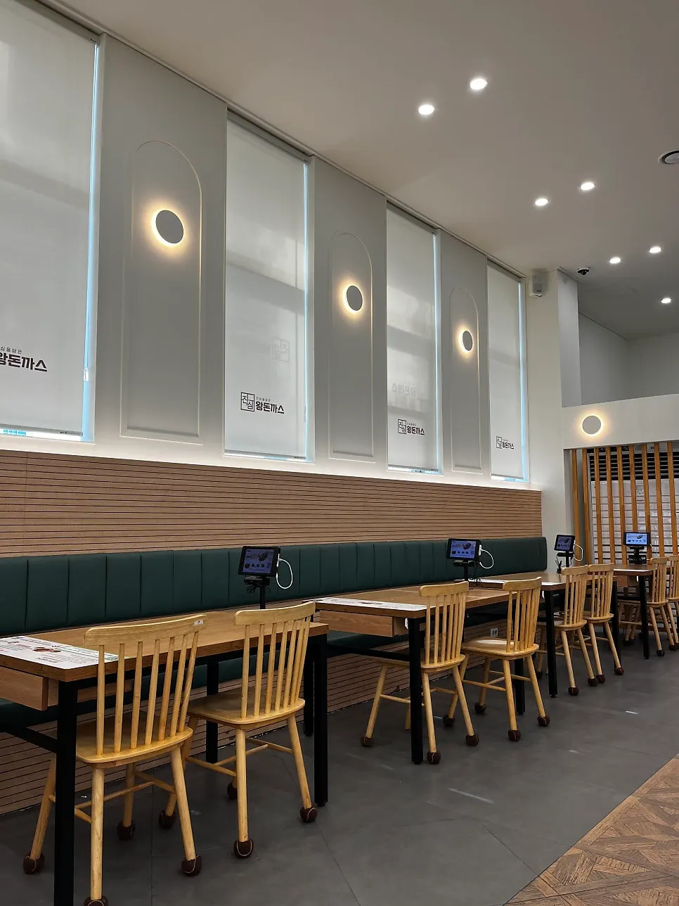 Area around the entrance of Jinsimwang Donkatsu Seogwangju Branch
