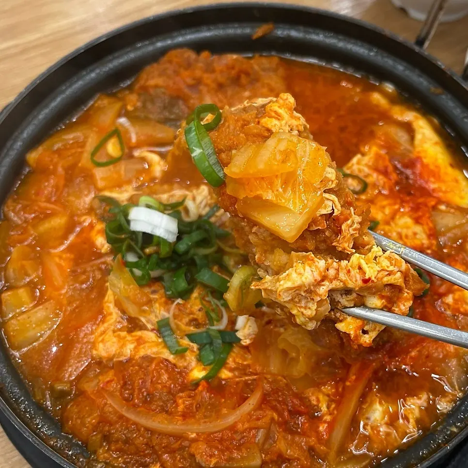 Close-up of the spicy broth in tonkatsu kimchi nabe