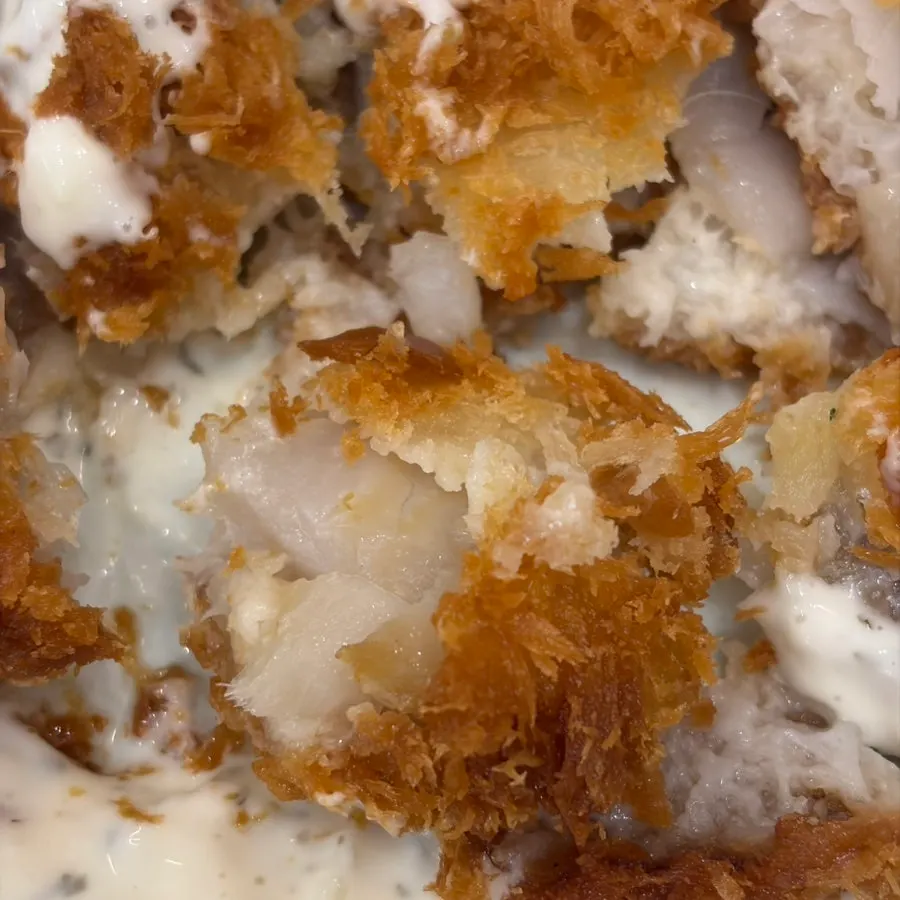 Fish cutlet served with tartar sauce