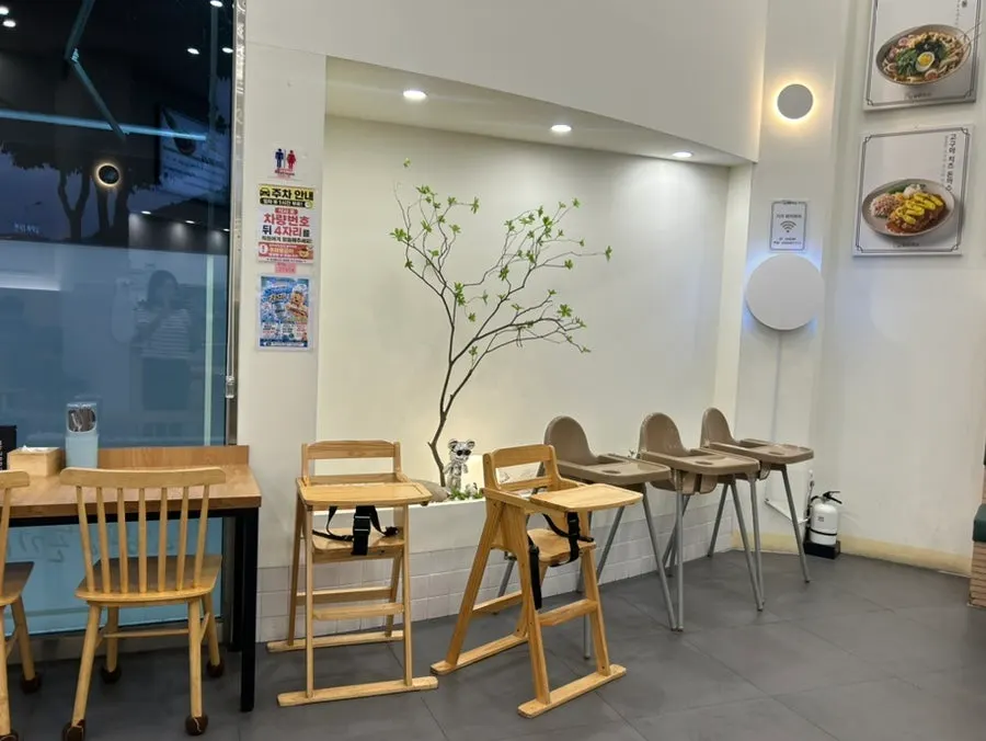 Solo dining table and 2-person seats in the restaurant