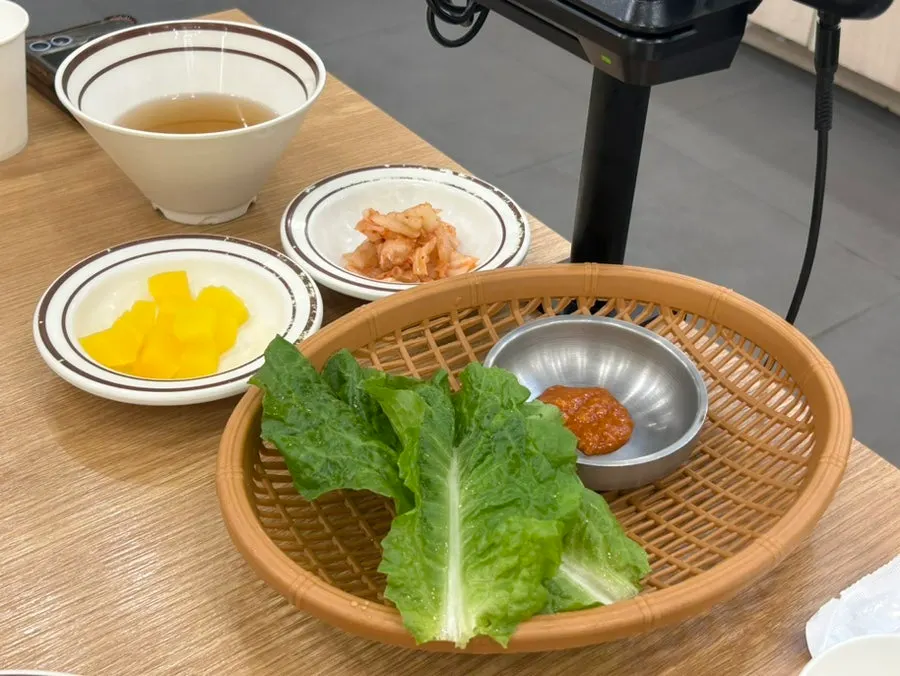 Self-packing station with scissors, tongs and takeout boxes