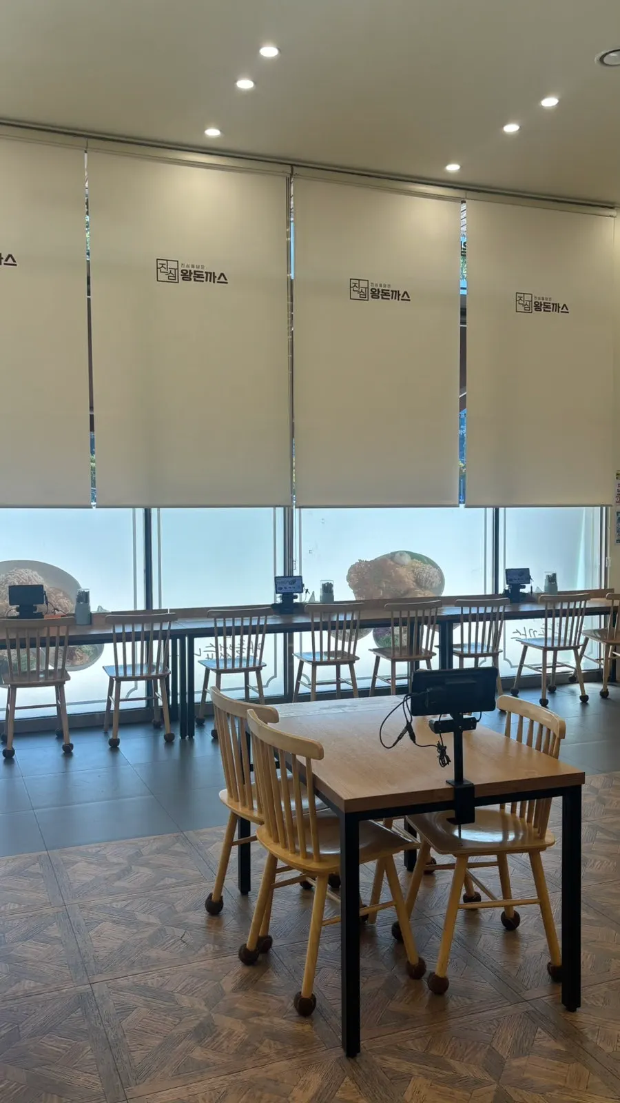 Amplio salón interior de Jinsimwang Donkatsu Seogwangju Branch