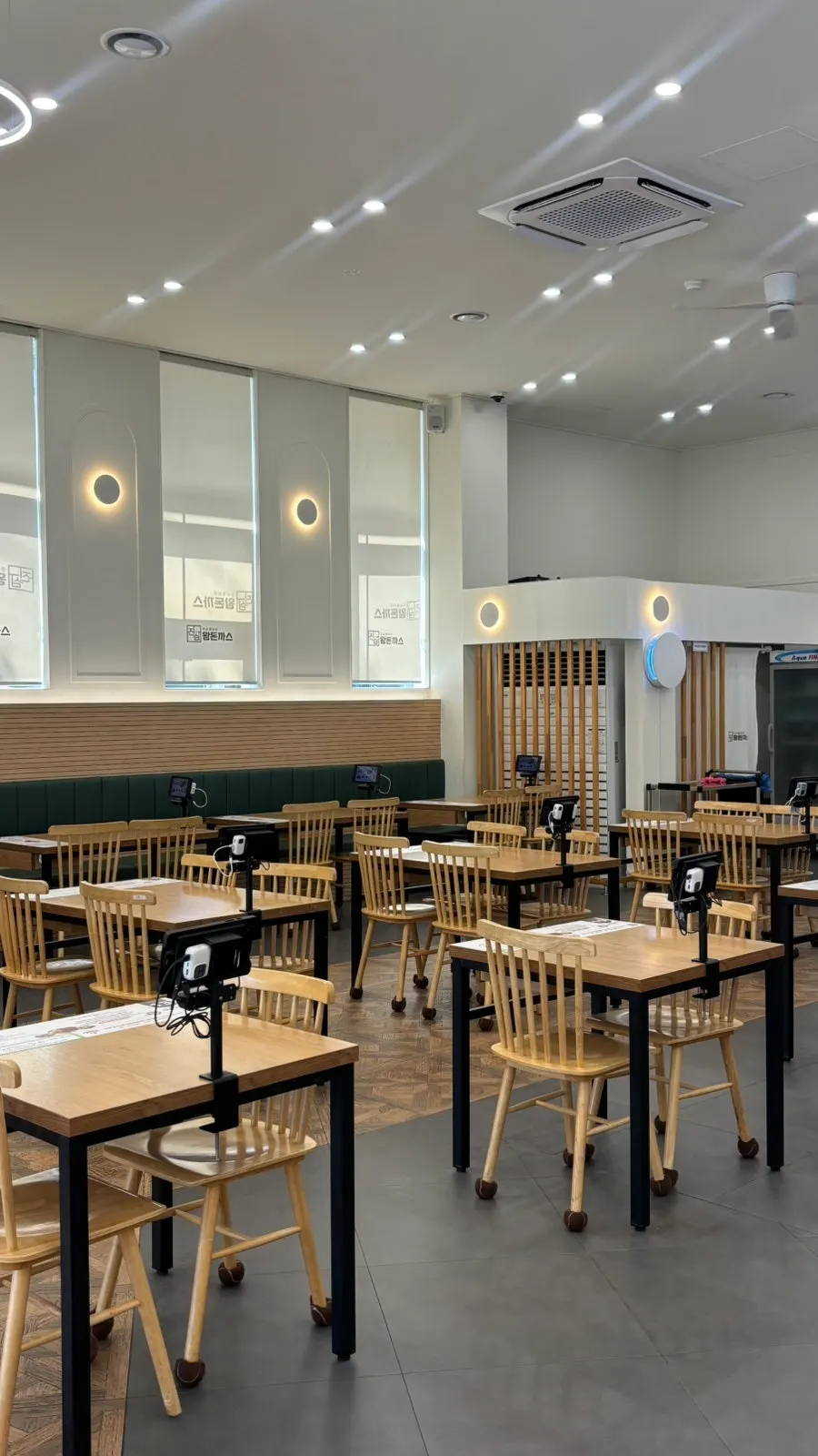 Asientos con mesas en Jinsimwang Donkatsu Seogwangju Branch