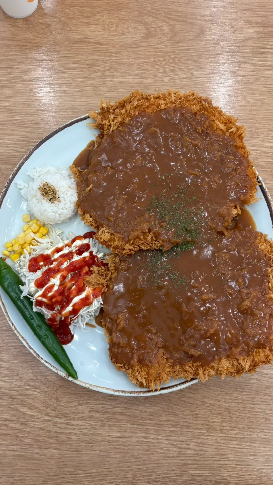 Jinsimwang Double Donkatsu servido con la salsa vertida encima