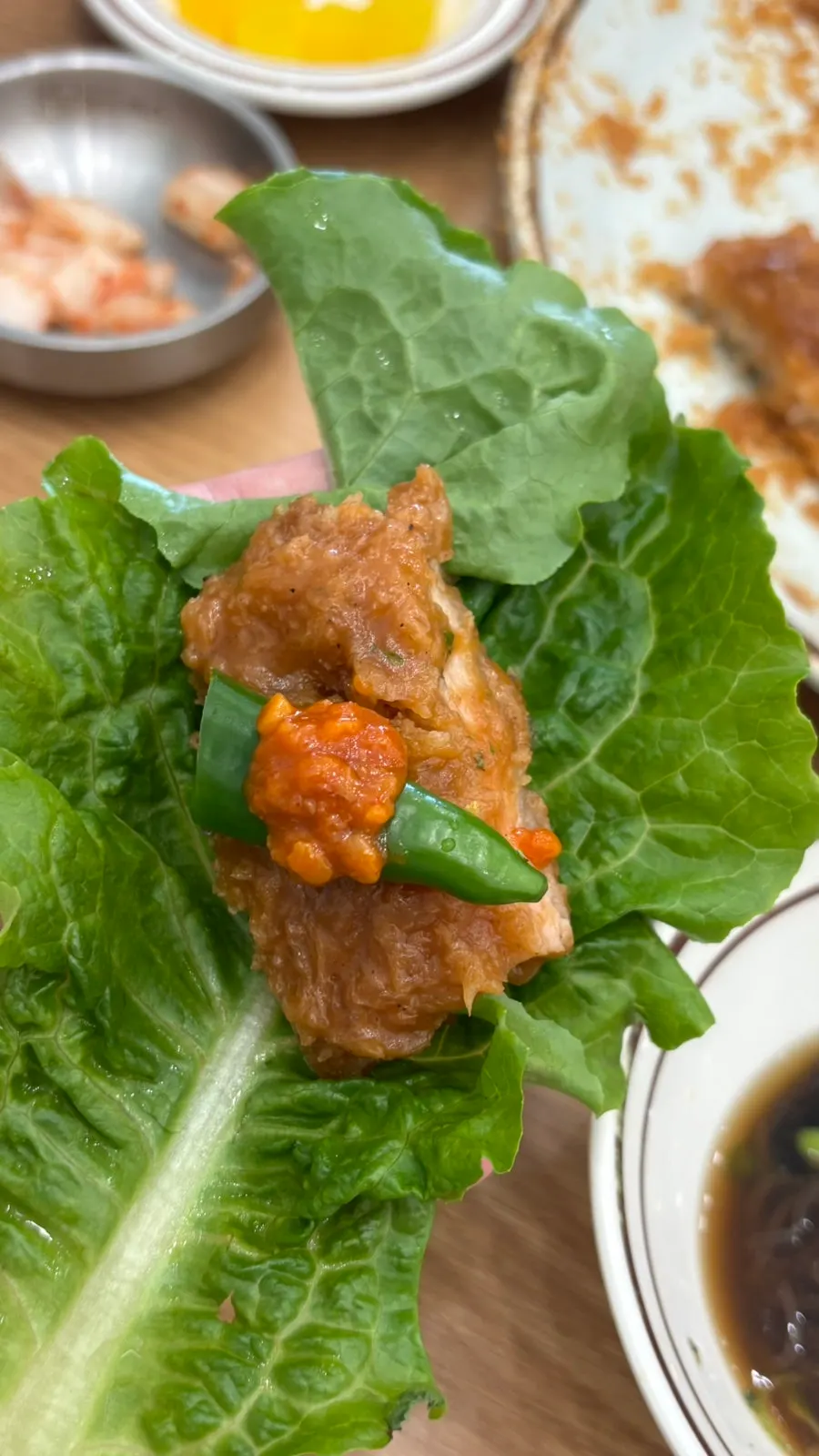 Ssam-donkatsu envuelto en hojas de lechuga