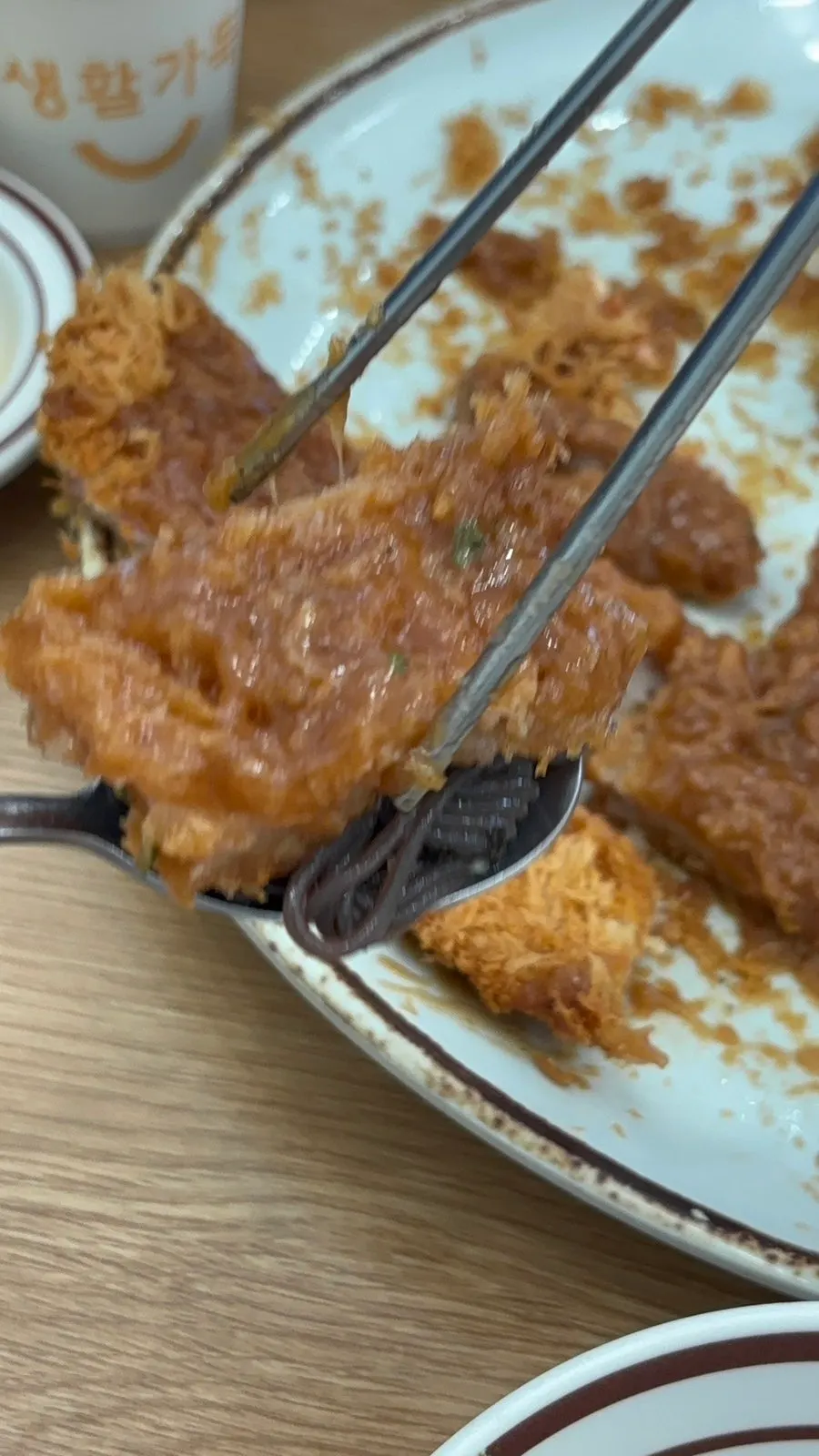 Fideos de naengmomil sumergidos en el caldo