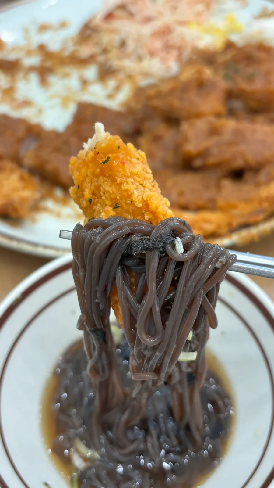 Mesa completa y generosa en Jinsimwang Donkatsu Seogwangju Branch