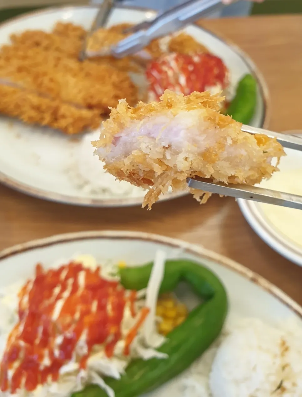 접시를 가득 채운 지름 25cm 진심왕돈까스