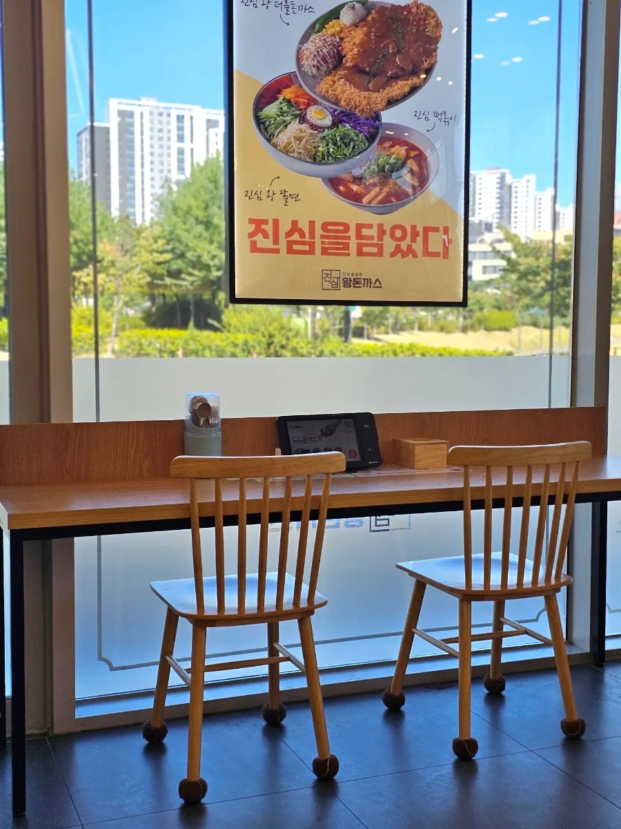 Busy dining hall at Jinsim Wang Donkatsu