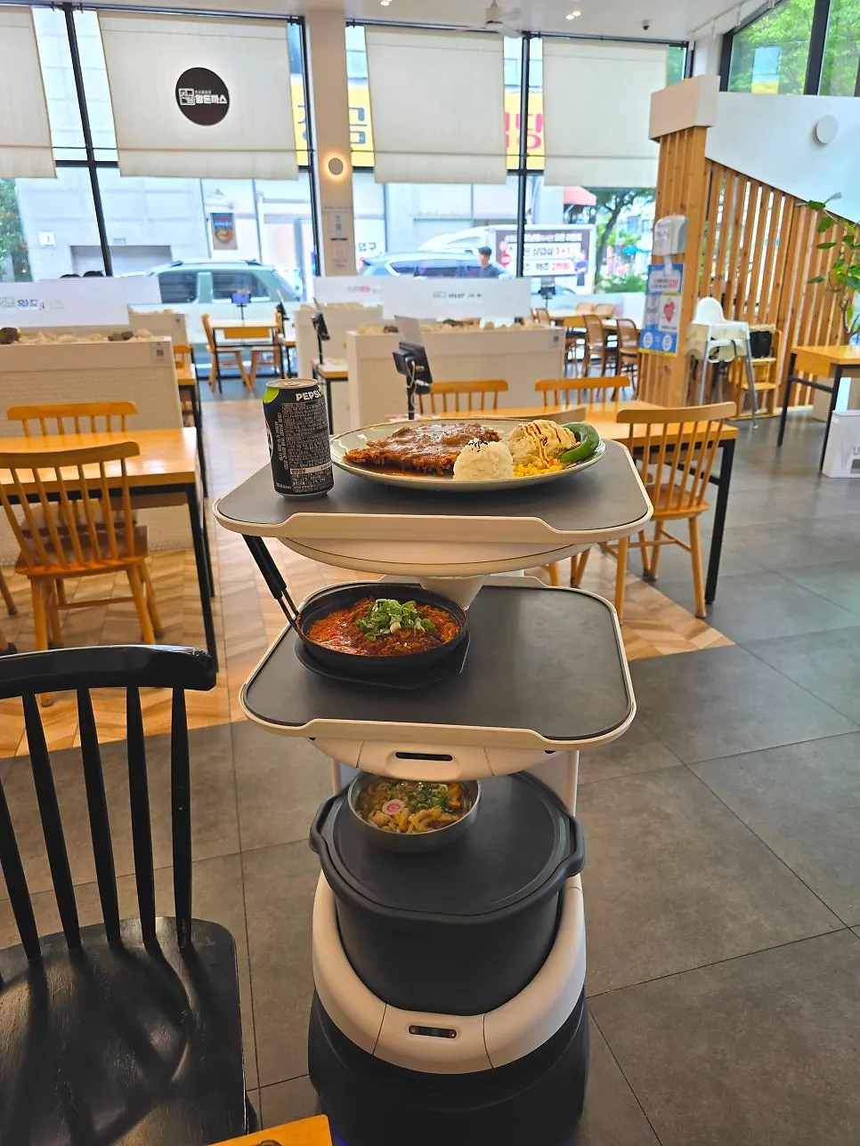 Side dishes and Western-style soup served before the meal