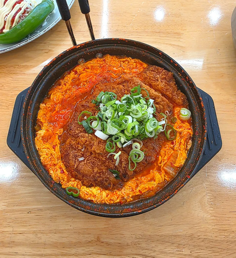 A pot of Jinsim Donkkaseu Kimchi Nabe