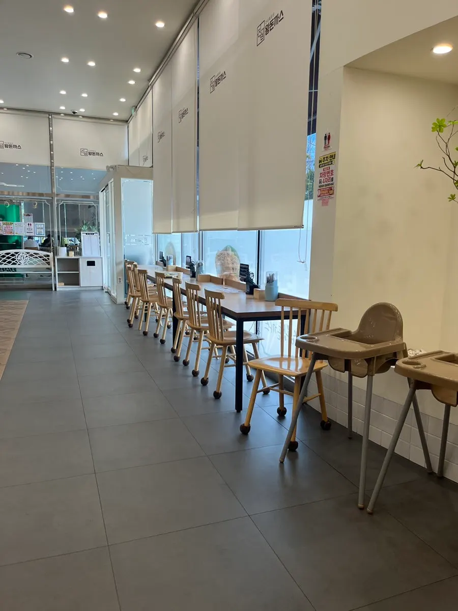 단체 손님도 앉을 수 있는 매장 좌석