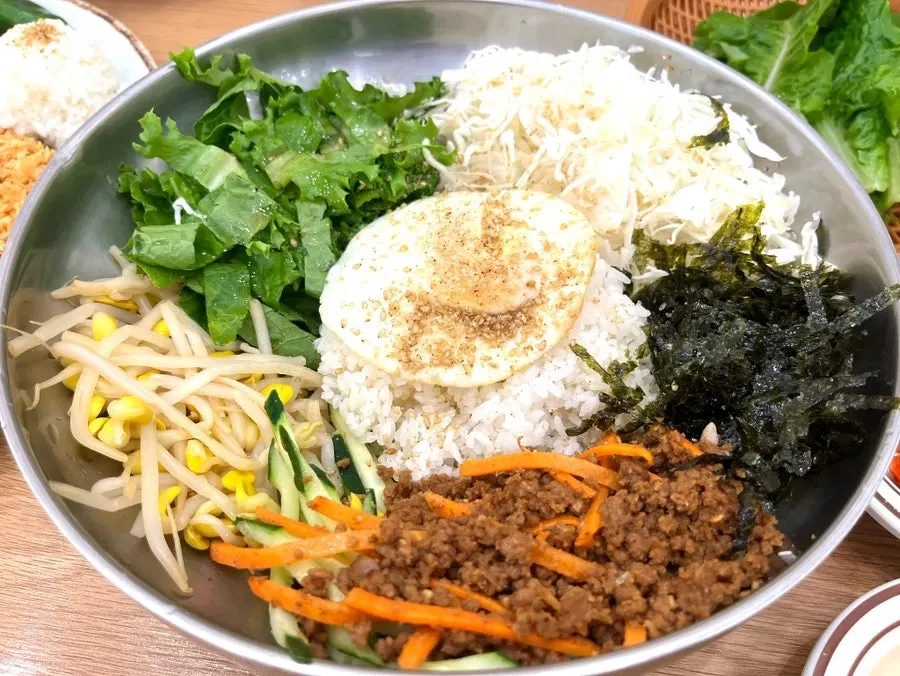 고명이 푸짐하게 올라간 진심 왕 비빔밥