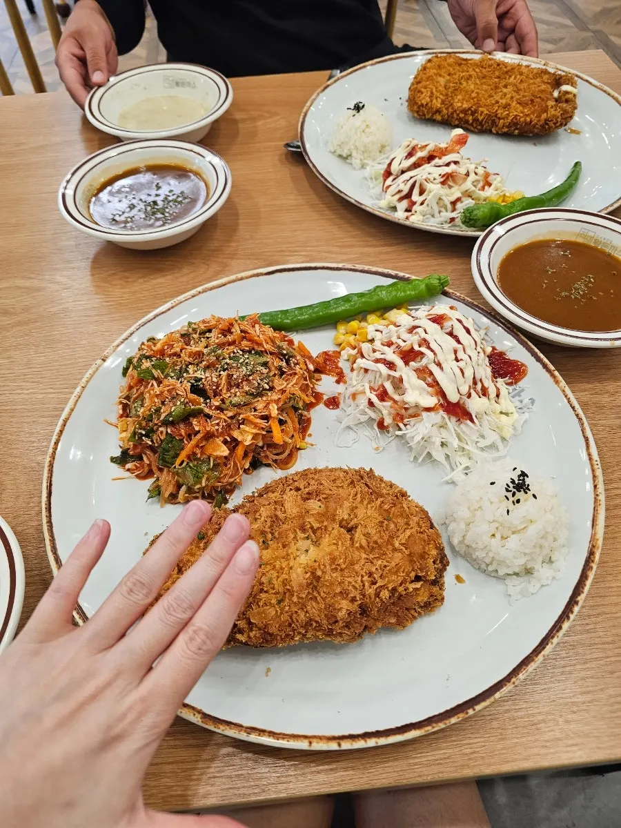 돈까스와 쫄면 세트 메뉴 한 상