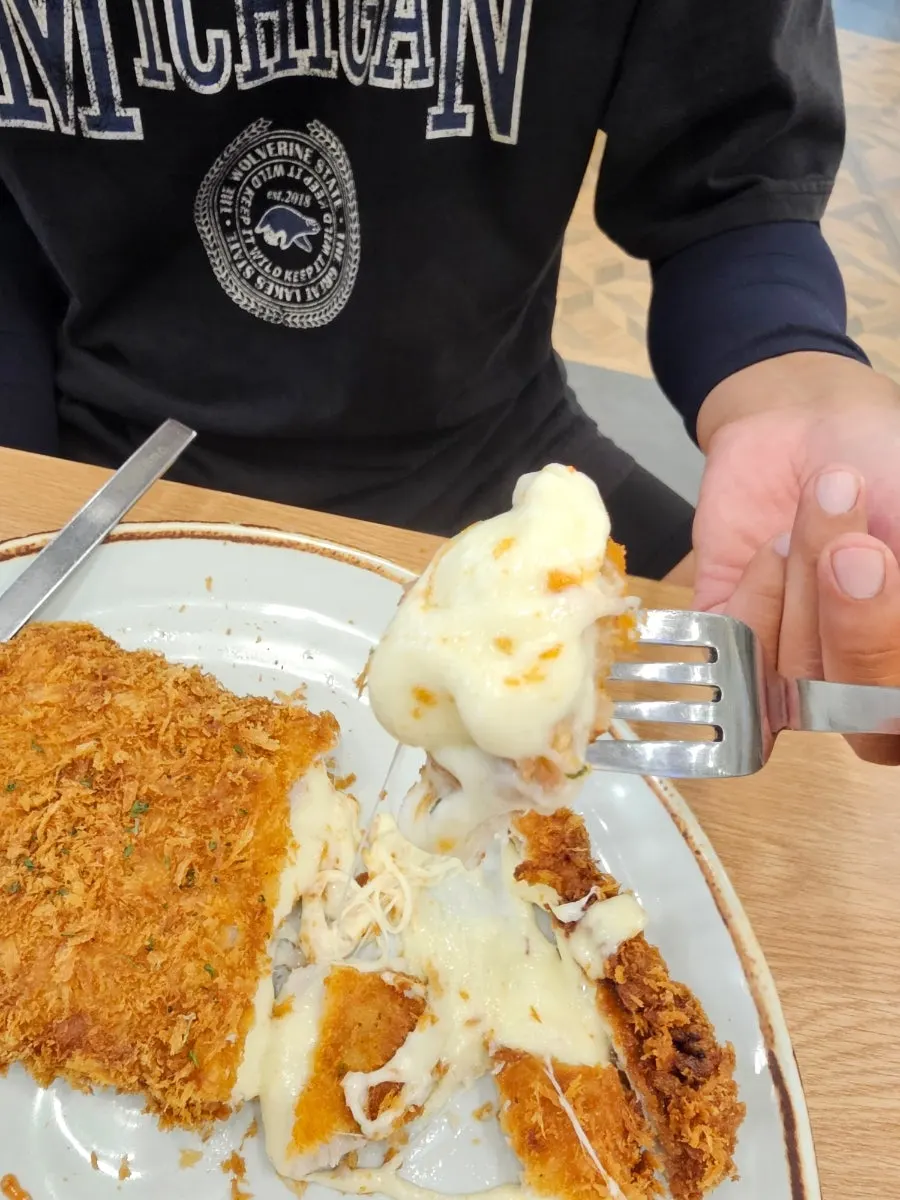 치즈가 늘어나는 치즈돈까스 단면
