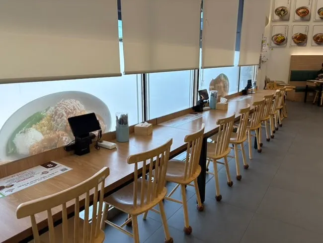 Solo-dining table for one