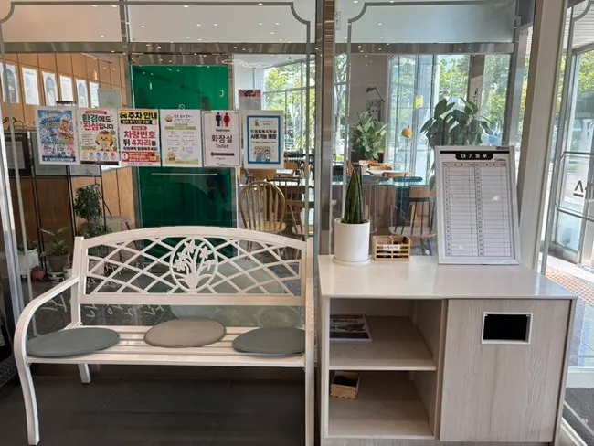Waiting seats where you write down your number and party size