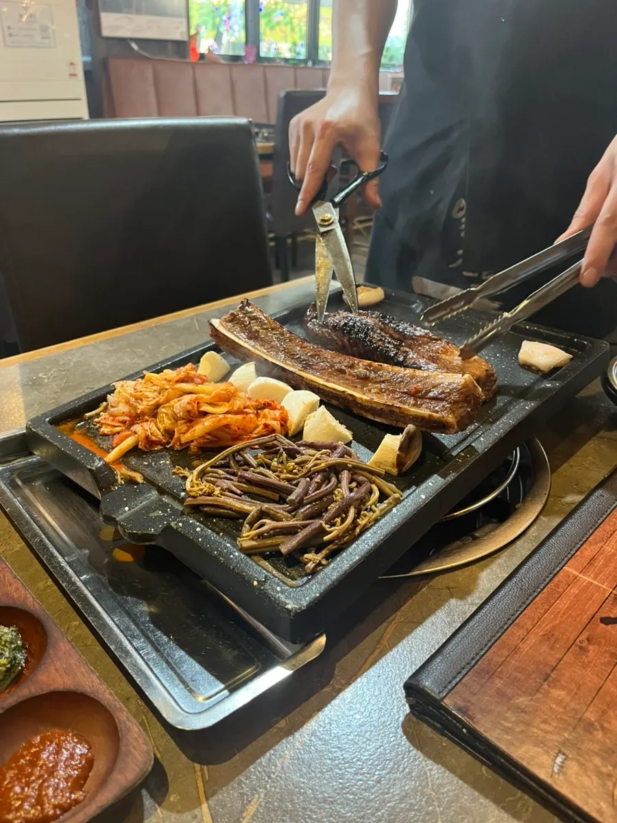Pre-grilled udae galbi and straw-fire pork belly