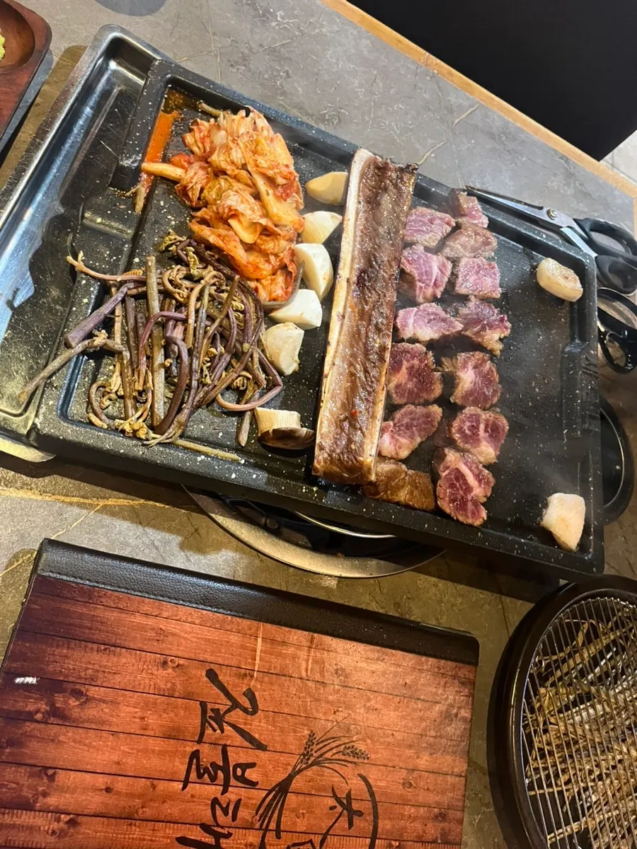 Straw-fire pork belly on the grill