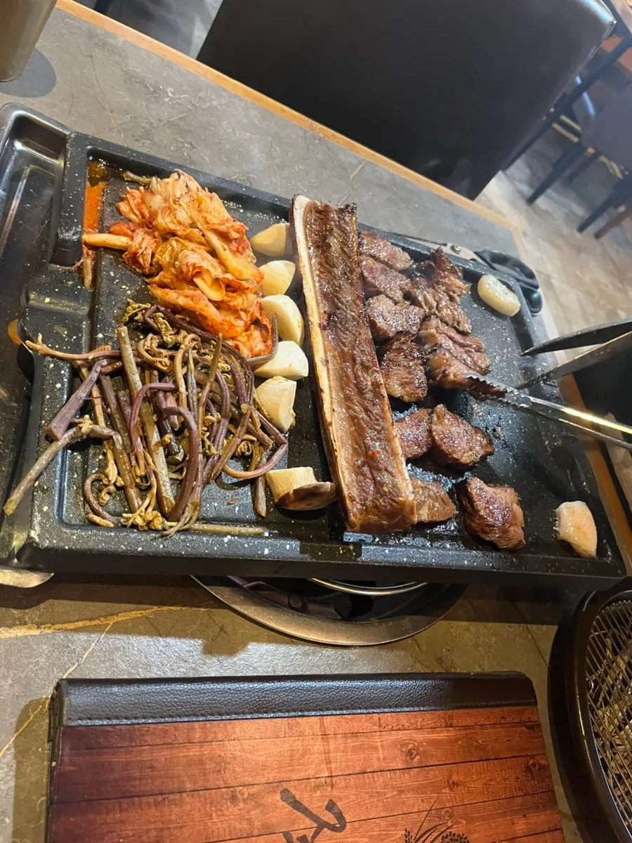 Finishing the pre-grilled meat on the tabletop grill