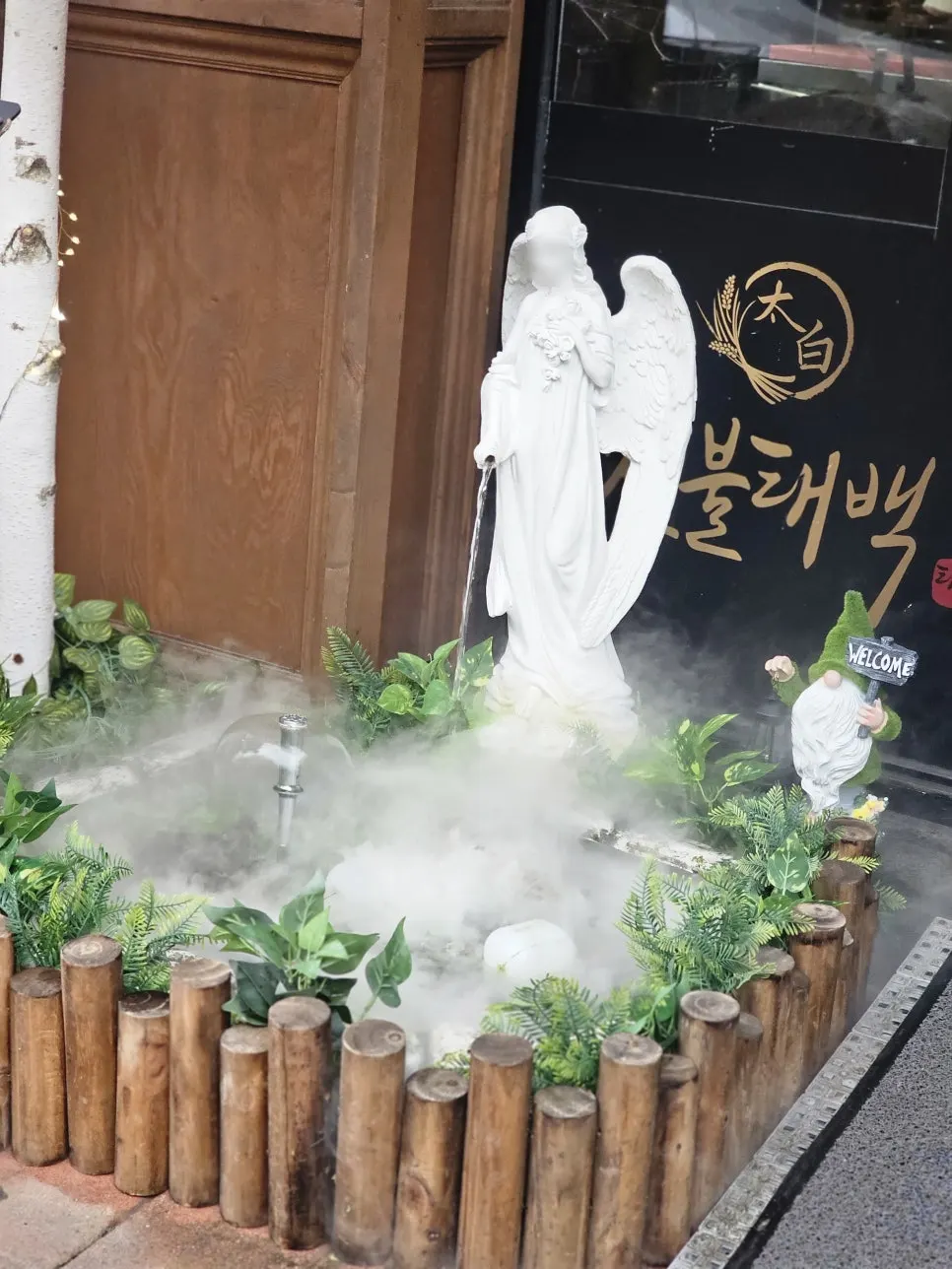 짚불태백 동탄본점 입구 주변 장식