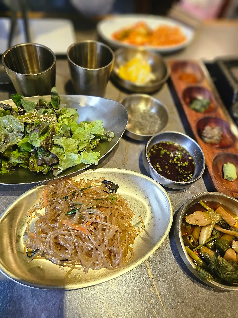 푸짐하게 세팅된 밑반찬 상차림