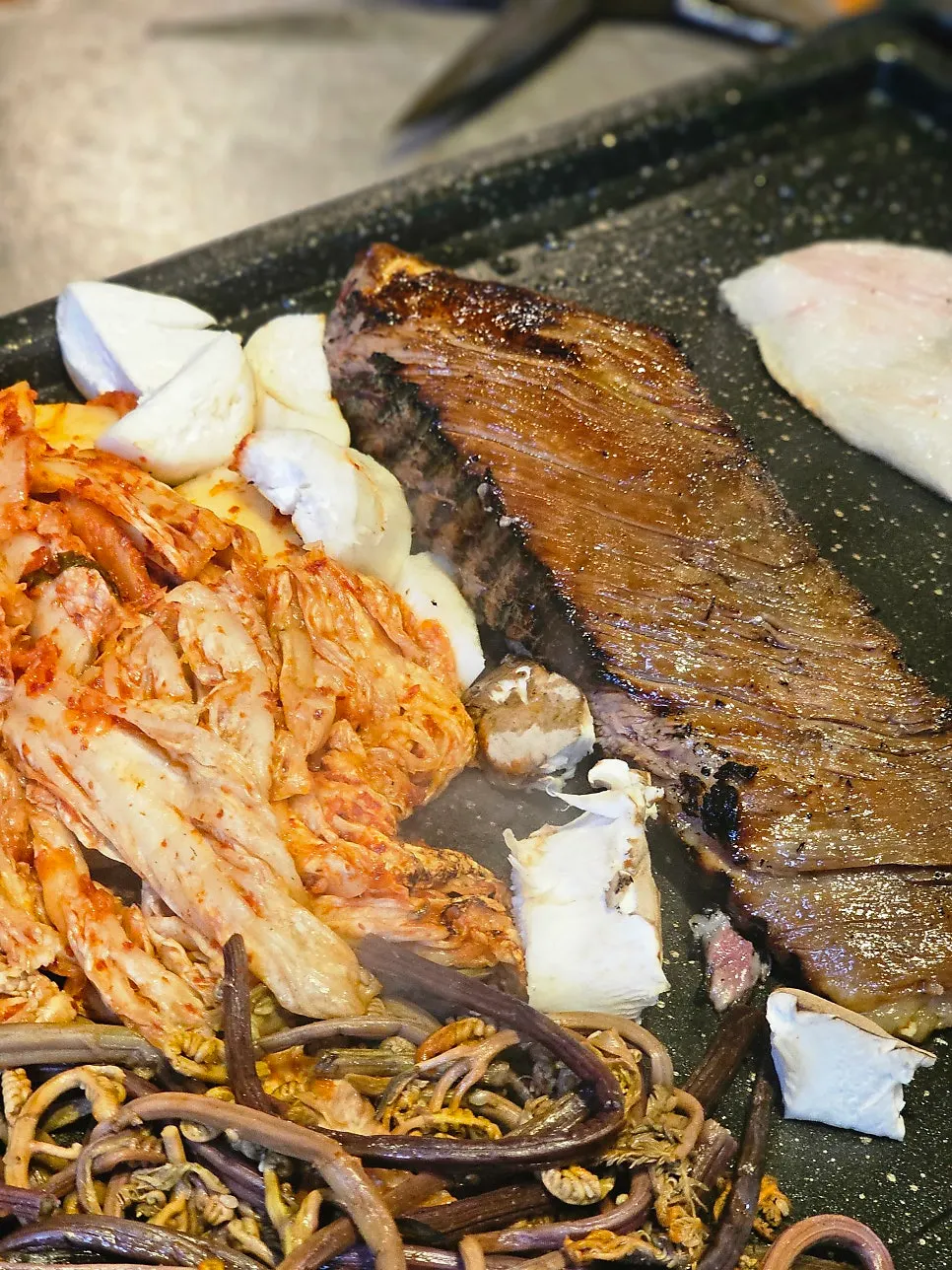 불판에서 구워지는 우대갈비와 새송이버섯