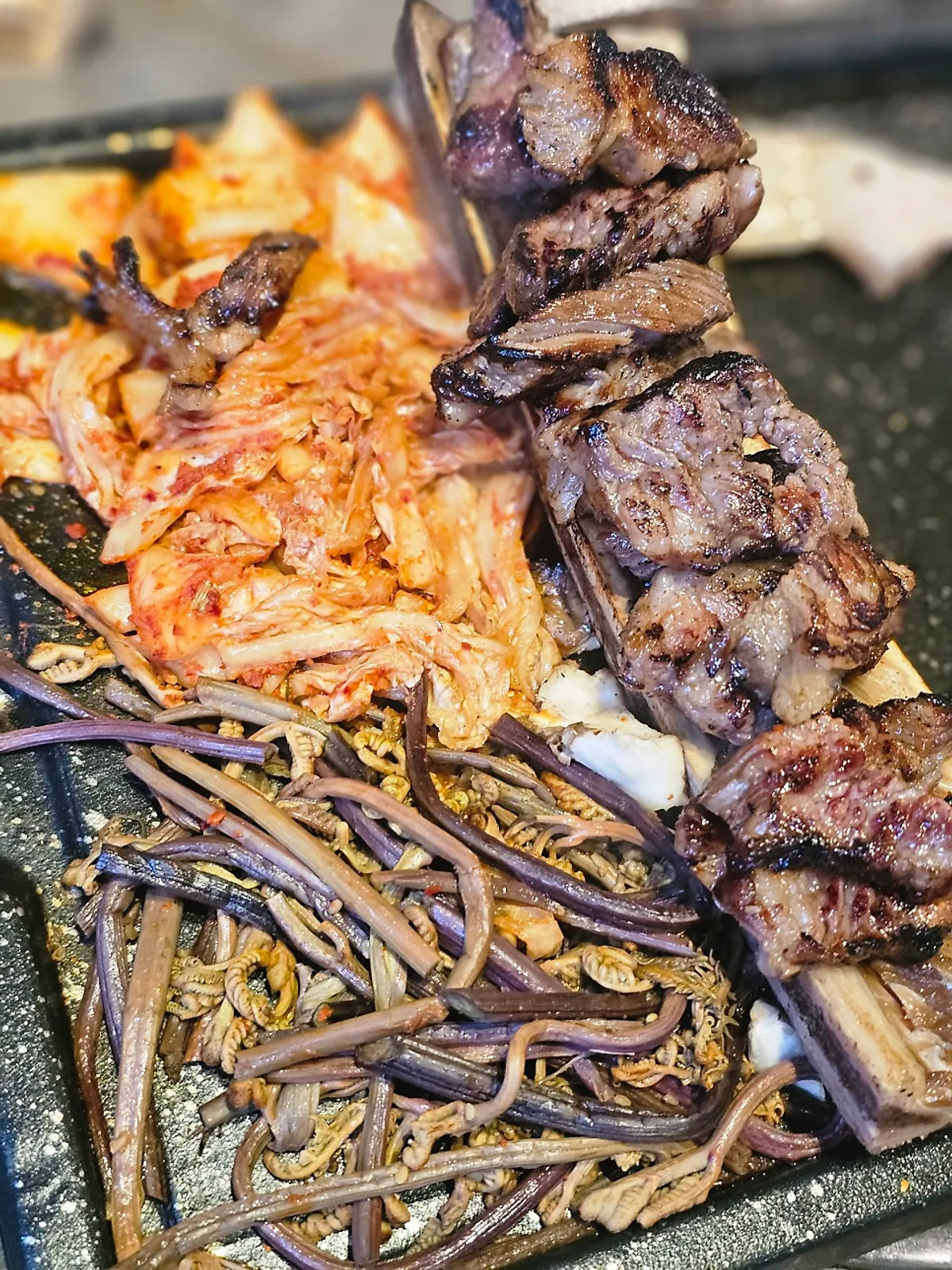 우대갈비와 함께 구워지는 고사리와 김치