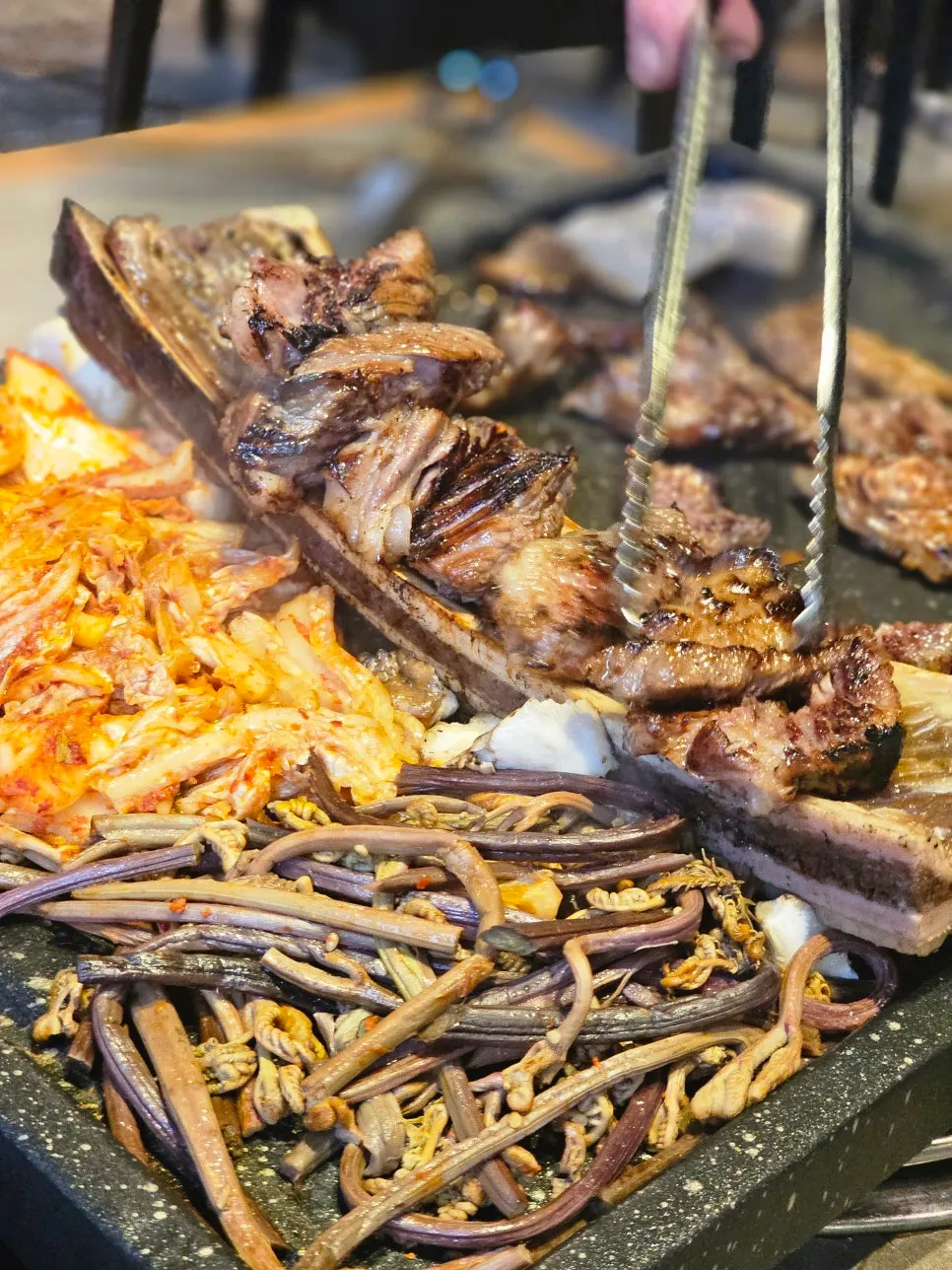 커다란 우대갈비 뼈 위에 올려진 구운 고기